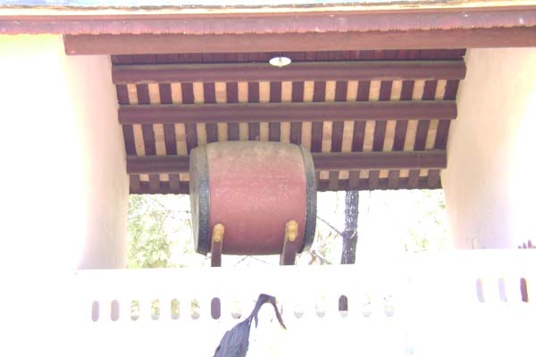 Chiếc trống bằng gỗ mít nguyên khối trong chùa Thiên Mụ.